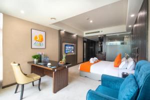 a hotel room with a bed and a desk at 帝锦大酒店 in Supoqiao