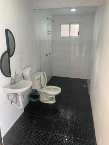 a bathroom with a toilet and a sink at Beekind in San Juan Teotihuacán