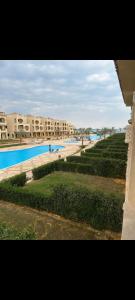 a view of a swimming pool at a resort at شاليهات للايجار بالعين السخنه in Kafr Rāshid