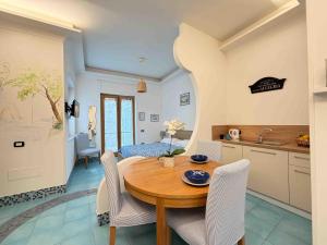 a kitchen and dining room with a table and chairs at Casa Evelina in Sant'Agnello
