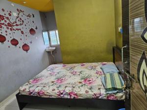 a small bedroom with a bed with flowers on it at Viswam residency in Rāyachoti