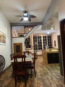 a dining room and kitchen with a ceiling fan at Casa G&V X9 personas in Santa Elena