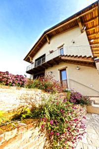 una casa con flores delante en La Casa Di Kiki, en Cuneo