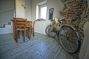 a bike parked in a room with a table and chairs at La Casa Di Kiki in Cuneo