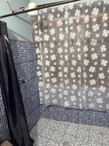 a shower curtain with flowers on it in a bathroom at Casa fide cómoda in Panajachel +12 photos