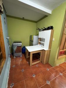 a room with a white desk in a green wall at Casa fide cómoda in Panajachel