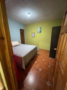 a bedroom with a bed and a tiled floor at Casa fide cómoda in Panajachel