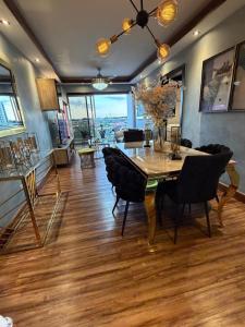 a dining room with a table and chairs at Millenium Star in Mendoza