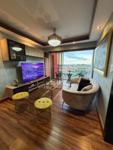 a living room with a large couch and a tv at Millenium Star in Mendoza