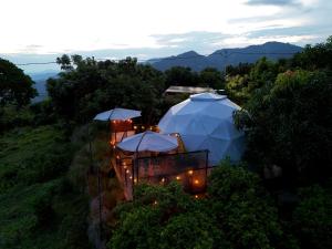 two white umbrellas sitting on top of a building at Oasis Glamping Tena Cun Vía La Mesa Anapoima in Tena