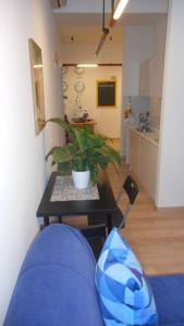 ローマにあるLo Studio Guest Houseのリビングルーム(青いソファ、テーブル付)