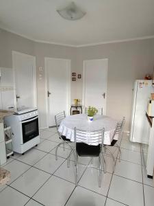 a kitchen with a table and chairs and a stove at Espaço Van Gogh Poços de Caldas in Poços de Caldas