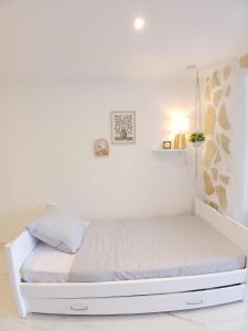 a white bedroom with a white bed in a room at Studio calme avec terrasse et piscine in Saint-Vallier-de-Thiey +23 photos