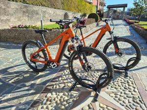 an orange bike is parked on a kick stand at La cà de Clüsu in Clusone