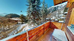 a balcony with a wooden fence and a snow covered mountain at Mauritius MR1 in Naters