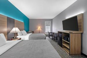 ein Hotelzimmer mit zwei Betten und einem Flachbildfernseher in der Unterkunft Quality Inn & Suites Edgefield in Edgefield + 39 Fotos