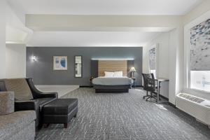 ein Hotelzimmer mit Bett und Schreibtisch in der Unterkunft Quality Inn & Suites Edgefield in Edgefield