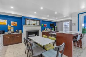 ein Wohnzimmer mit einem Tisch und einem Kamin in der Unterkunft Quality Inn & Suites Edgefield in Edgefield