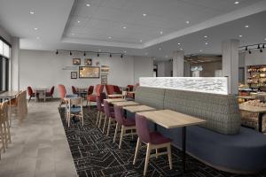 a restaurant with tables and chairs in a room at Home2 Suites By Hilton Taylor in Taylor
