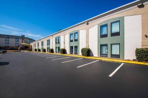 an empty parking lot in front of a building at Quality Inn Chattanooga Hamilton Place in Tyner