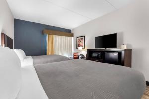 a hotel room with a bed and a flat screen tv at Quality Inn Chattanooga Hamilton Place in Tyner