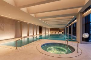 Majoituspaikassa Doubletree By Hilton Zigong tai sen lähellä sijaitseva uima-allas