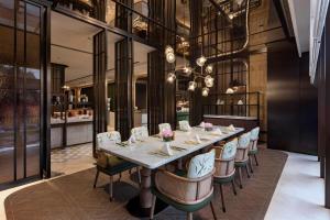 Majoituspaikan Doubletree By Hilton Zigong ravintola tai vastaava paikka