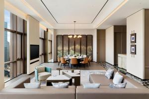 TV tai viihdekeskus majoituspaikassa Doubletree By Hilton Zigong