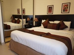 Un pat sau paturi într-o cameră la Torino Apartments شقق تورينو