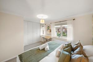 a bedroom with a bed and a window and a desk at Stylish 3Bed, in Hemel Hempstead by ARP Homes, Free Parking, Perfect for Contractors in Leverstock Green