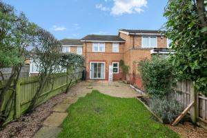 a house with a fence and a yard at Stylish 3Bed, in Hemel Hempstead by ARP Homes, Free Parking, Perfect for Contractors in Leverstock Green