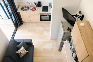 a small living room with a couch and a television at Residence Clos des Aigrettes -Appartements a 30m du Port de La Cotiniere , Ile d Oleron -commerces et plages a pied in La Cotinière