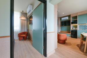 a sliding glass door in a room with a kitchen at The Queens Hotel Gladstone in Gladstone +39 photos