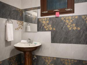 a bathroom with a sink and a mirror at Milana Ashram in Jari