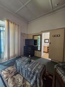 a living room with a bed and a couch at Die Suidwester Gastehuis in Parys