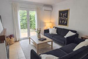 a living room with a couch and a table at Bonito chalet en Valldemossa in Valldemossa