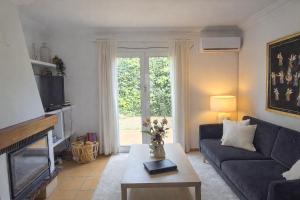a living room with a couch and a tv at Bonito chalet en Valldemossa in Valldemossa