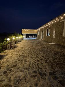 a building with lights on it at night at استرحه ام الحمام in Suḩaybah