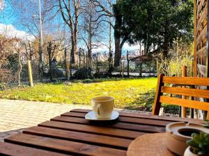 a coffee cup sitting on top of a wooden table at Central12 Apartment - Free Parking in Thun