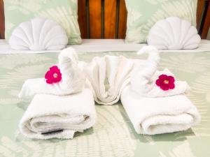 two towels sitting on top of a bed at Gîte Chez Claudia in Marsolan
