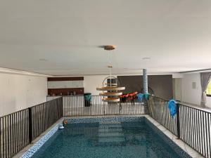 a swimming pool in a house with a ceiling at استرحه ام الحمام in Suḩaybah