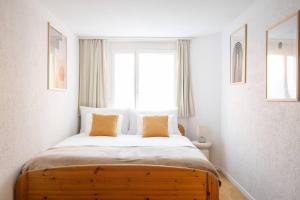 a bedroom with a large bed with two pillows at Central12 Apartment - Free Parking in Thun