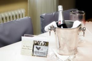 a bucket with a bottle of champagne and a card at Moseltraum-Fewo mit Klimaanlage-Burgblick und Balkon in Bernkastel-Kues