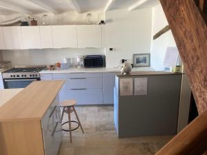 a kitchen with white cabinets and a counter top at Oasis de Compostelle in Lauzerte
