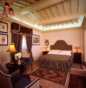 A bed or beds in a room at I Grandi Di Toscana