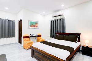 a bedroom with a bed and a desk in it at Super Collection O Vanasthalipuram in Hyderabad +38 photos