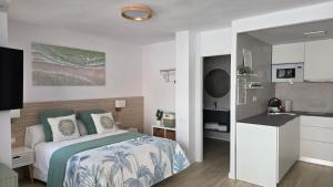 a small bedroom with a bed and a kitchen at Las Brisas in Benicàssim
