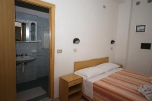 Postel nebo postele na pokoji v ubytování Hotel Lugano