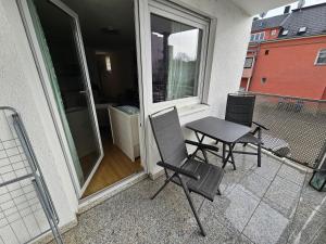 a patio with a table and chairs on a balcony at Stadtperle in Göppingen