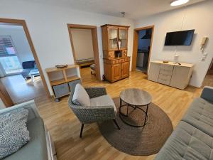 a living room with a couch and a table at Stadtperle in Göppingen